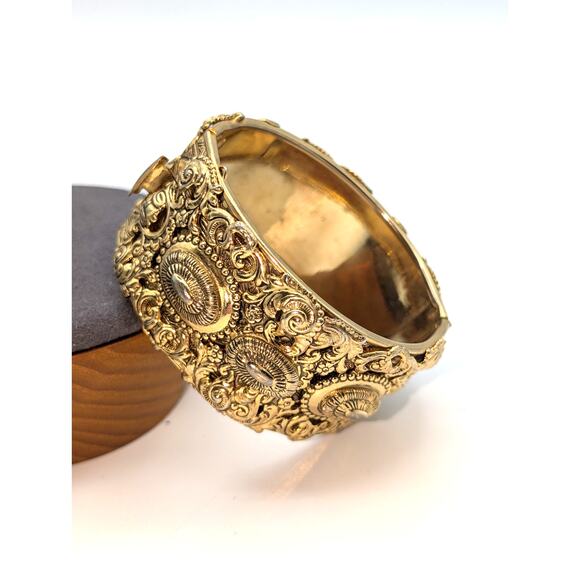 Vintage Victorian Revival Repousse Hinged Gold Tone Estate Bangle - Picture 4 of 5